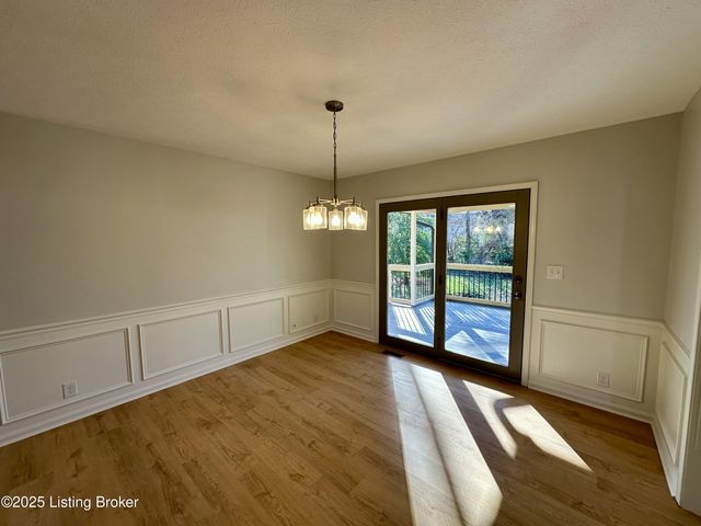 8806 Tranquil Valley Ln, Jeffersontown, KY 40299