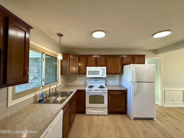 8806 Tranquil Valley Ln, Jeffersontown, KY 40299