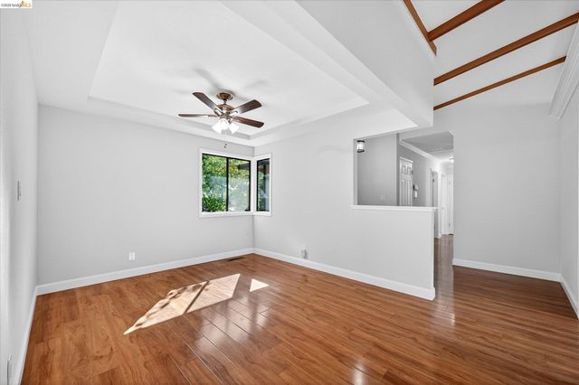 901 Helix Dr, Concord, CA 94518