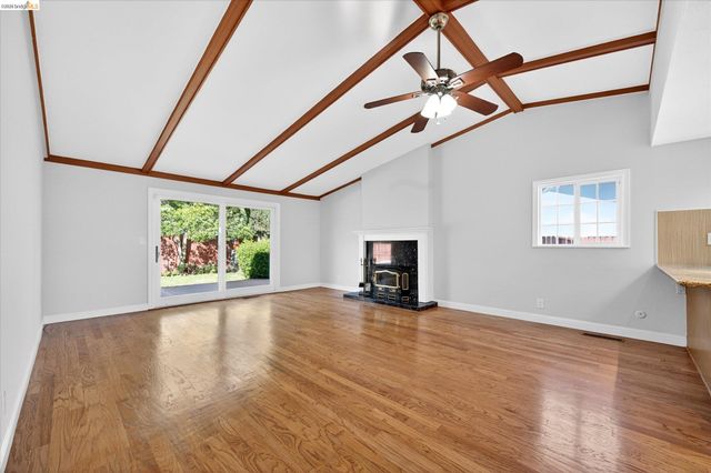 901 Helix Dr, Concord, CA 94518