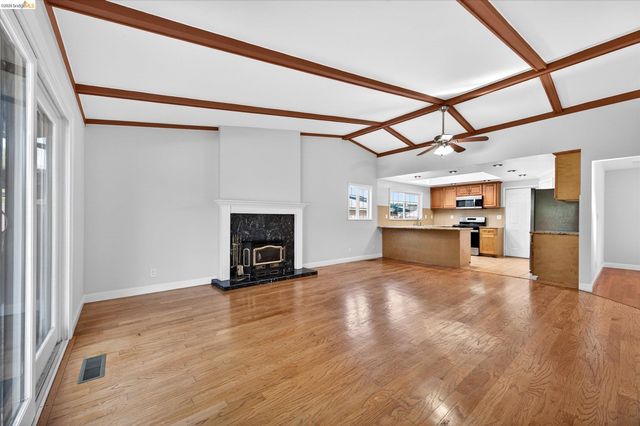 901 Helix Dr, Concord, CA 94518