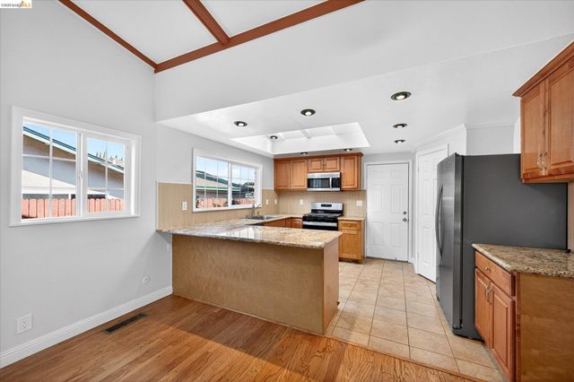 901 Helix Dr, Concord, CA 94518