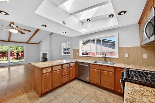 901 Helix Dr, Concord, CA 94518