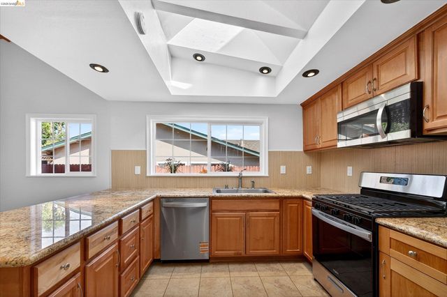 901 Helix Dr, Concord, CA 94518