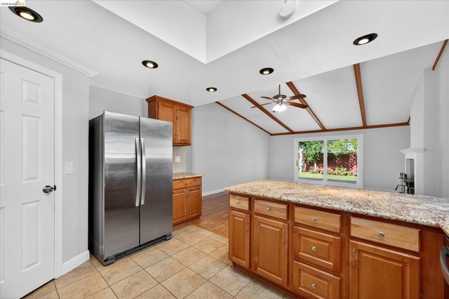 901 Helix Dr, Concord, CA 94518
