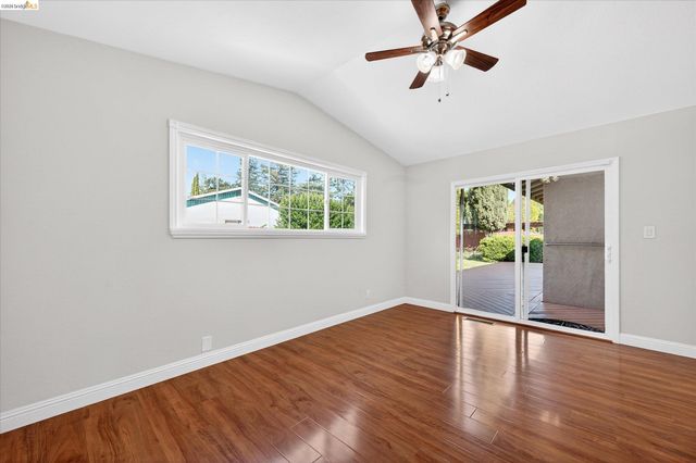 901 Helix Dr, Concord, CA 94518