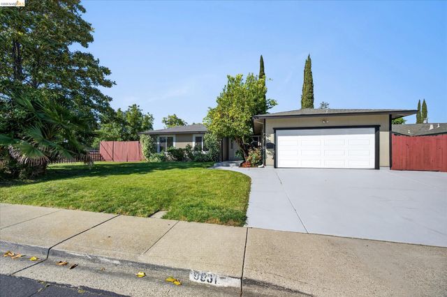 901 Helix Dr, Concord, CA 94518