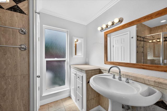 901 Helix Dr, Concord, CA 94518