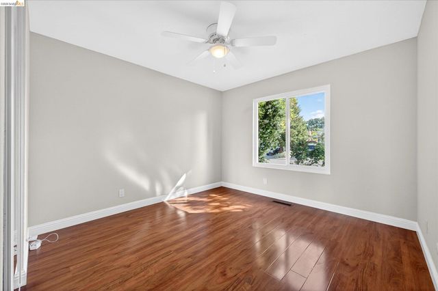 901 Helix Dr, Concord, CA 94518