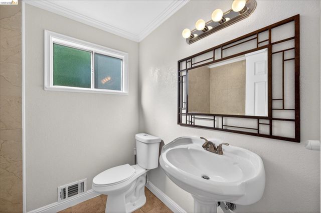 901 Helix Dr, Concord, CA 94518