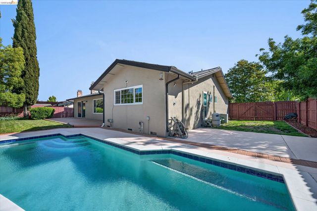 901 Helix Dr, Concord, CA 94518