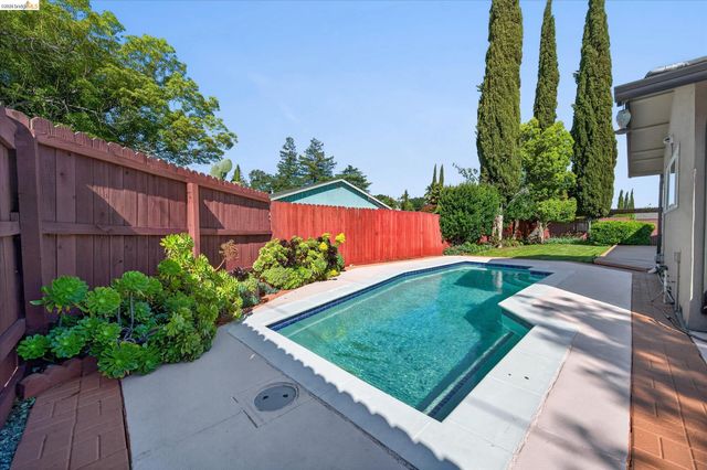 901 Helix Dr, Concord, CA 94518