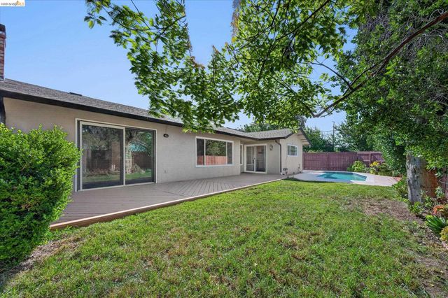 901 Helix Dr, Concord, CA 94518