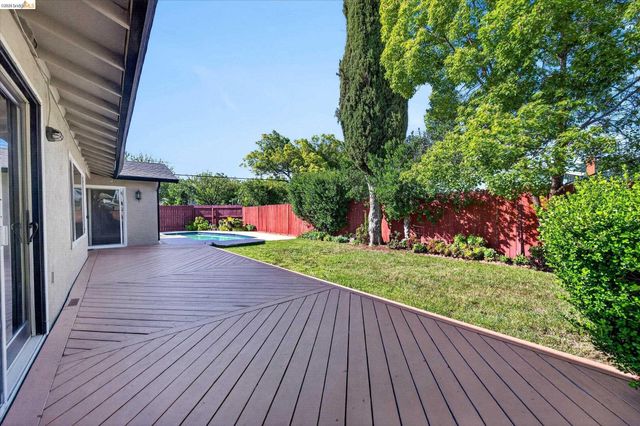 901 Helix Dr, Concord, CA 94518