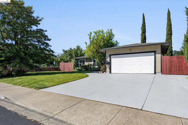 901 Helix Dr, Concord, CA 94518