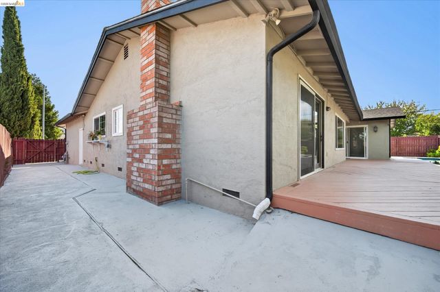 901 Helix Dr, Concord, CA 94518