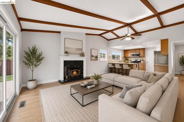 901 Helix Dr, Concord, CA 94518
