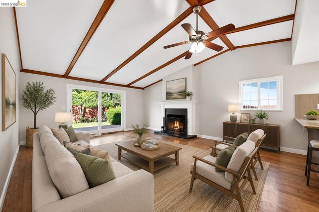 901 Helix Dr, Concord, CA 94518