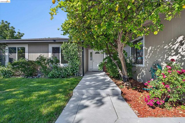 901 Helix Dr, Concord, CA 94518