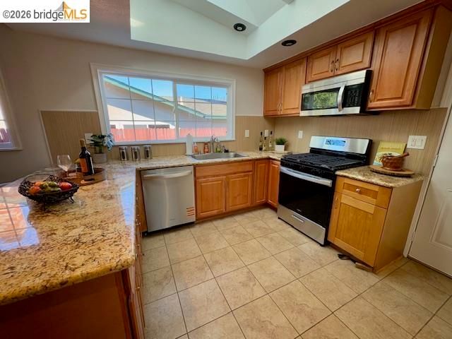 901 Helix Dr, Concord, CA 94518