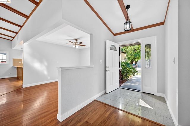 901 Helix Dr, Concord, CA 94518