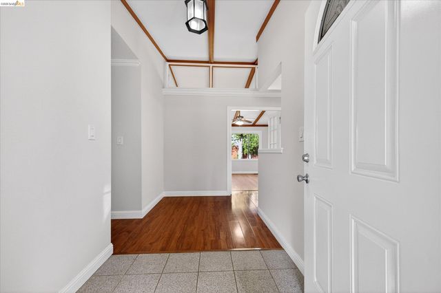 901 Helix Dr, Concord, CA 94518