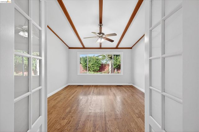 901 Helix Dr, Concord, CA 94518