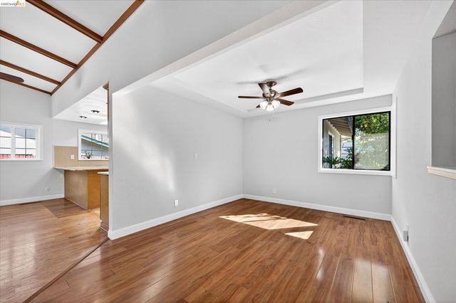 901 Helix Dr, Concord, CA 94518