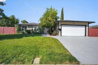 901 Helix Dr, Concord, CA 94518