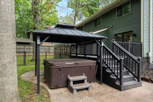 1730 N BRIARCLIFF DRIVE, Appleton, WI 54915