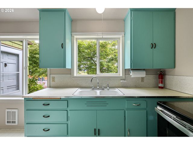 1746 W 9TH Pl, Eugene, OR 97402
