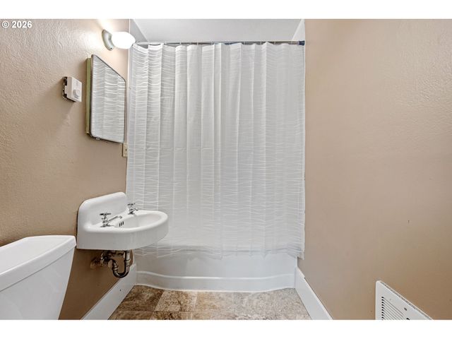 1746 W 9TH Pl, Eugene, OR 97402