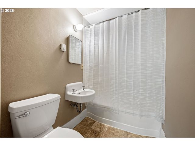 1746 W 9TH Pl, Eugene, OR 97402