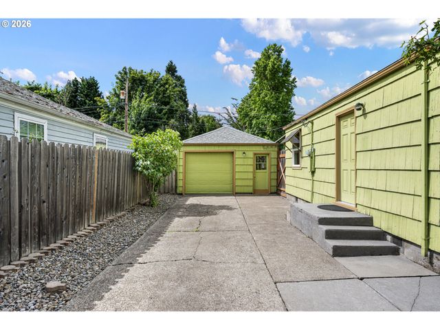 1746 W 9TH Pl, Eugene, OR 97402