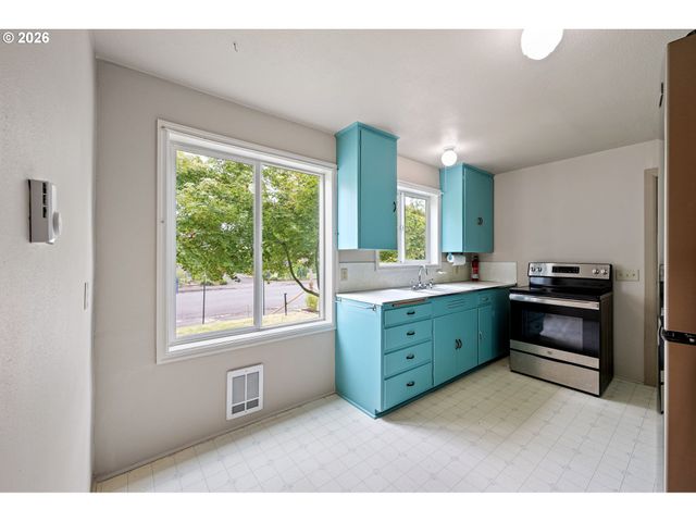1746 W 9TH Pl, Eugene, OR 97402