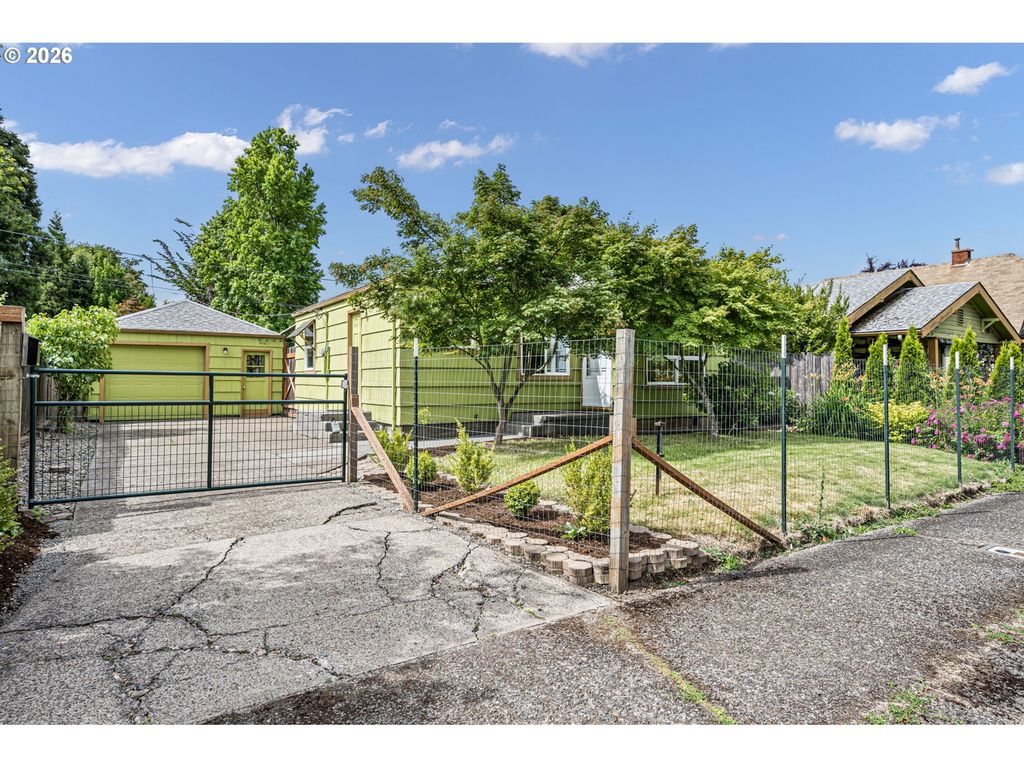 1746 W 9TH Pl, Eugene, OR 97402
