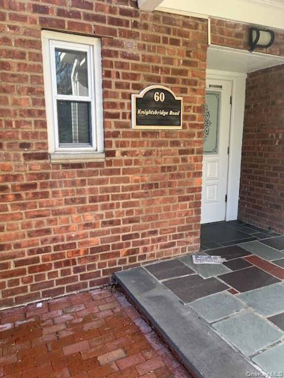 60 Knightsbridge Road 2H, Great Neck, NY 11021