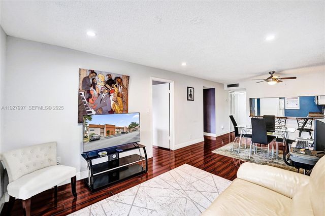 7610 Stirling Rd 207C, Davie, FL 33024