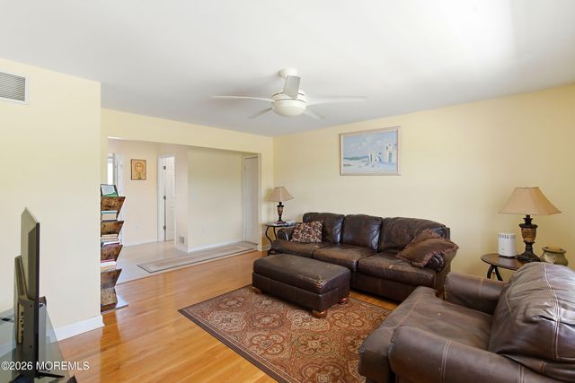 16 Cherry Street, Beachwood, NJ 08722