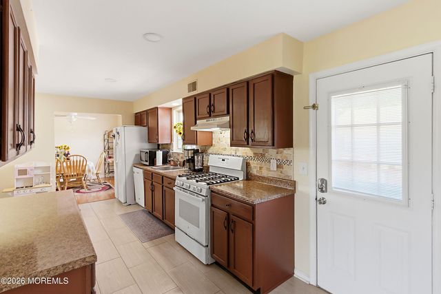 16 Cherry Street, Beachwood, NJ 08722