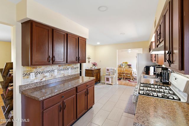 16 Cherry Street, Beachwood, NJ 08722