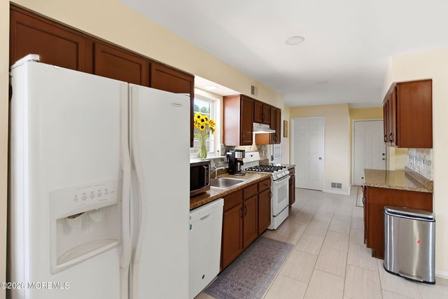 16 Cherry Street, Beachwood, NJ 08722
