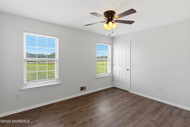 16 Cherry Street, Beachwood, NJ 08722