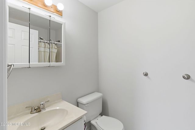 16 Cherry Street, Beachwood, NJ 08722