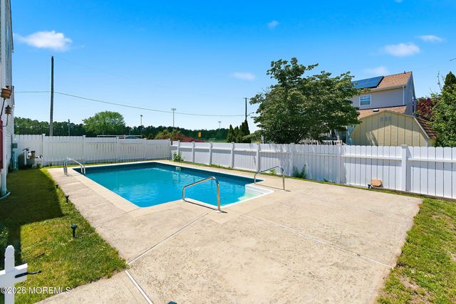 16 Cherry Street, Beachwood, NJ 08722