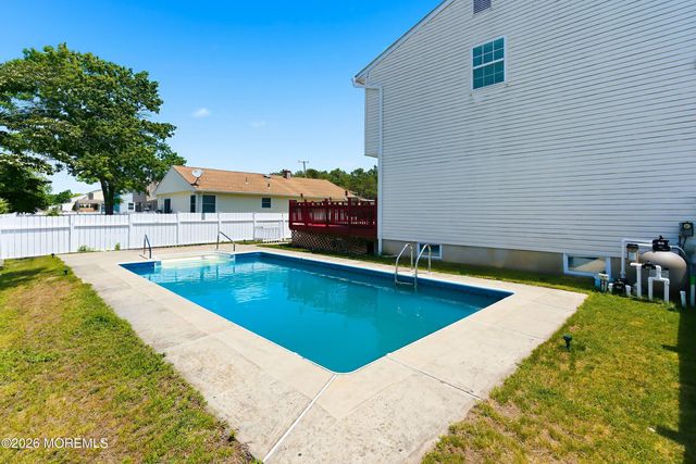 16 Cherry Street, Beachwood, NJ 08722