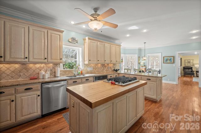 4125 Hideaway Court NE, Hickory, NC 28601