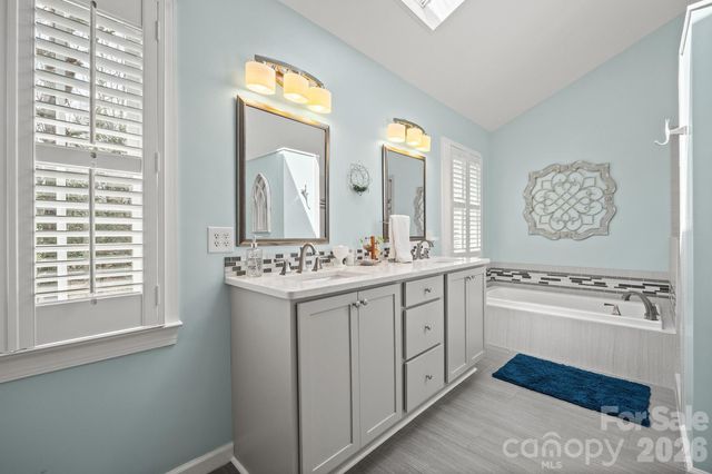 4125 Hideaway Court NE, Hickory, NC 28601