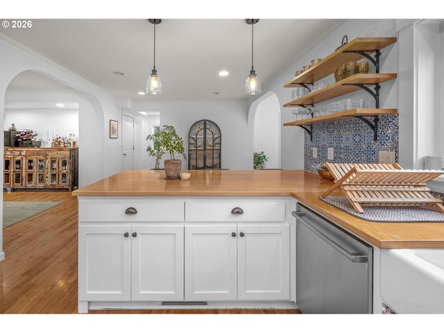 3823 Se ALDERCREST Rd, Milwaukie, OR 97222