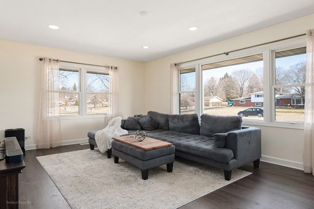 11N958 Almora Terrace, Elgin, IL 60124